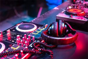 Quand le DJ fonctionnaire se fait couper le son par le Conseil d’État